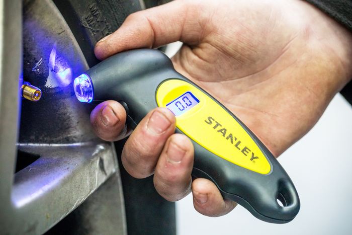 STANLEY Automotive Digital Tire Pressure Gauge 0-6.2 bar range